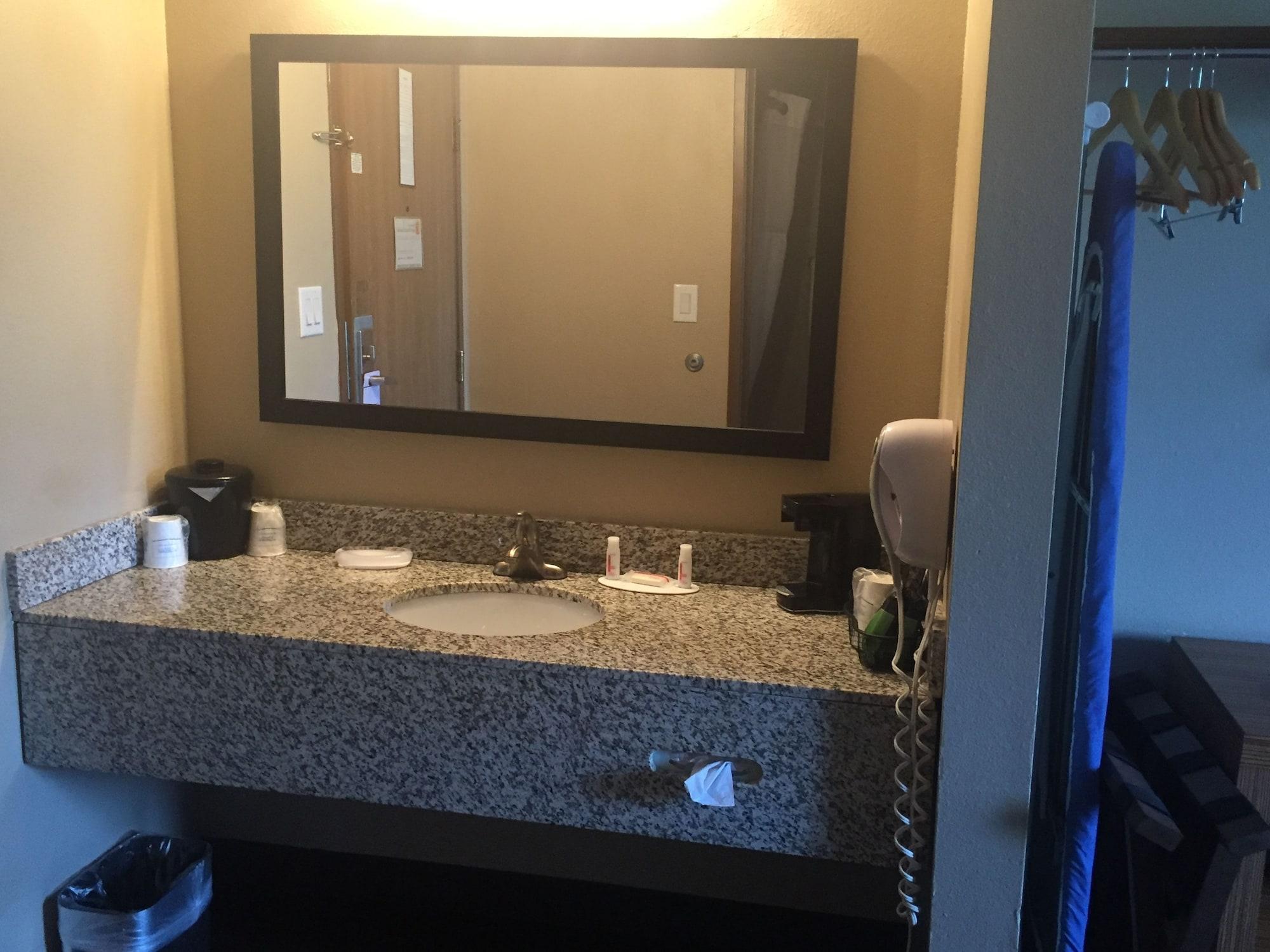 Super 8 By Wyndham Louisville Airport Zewnętrze zdjęcie
