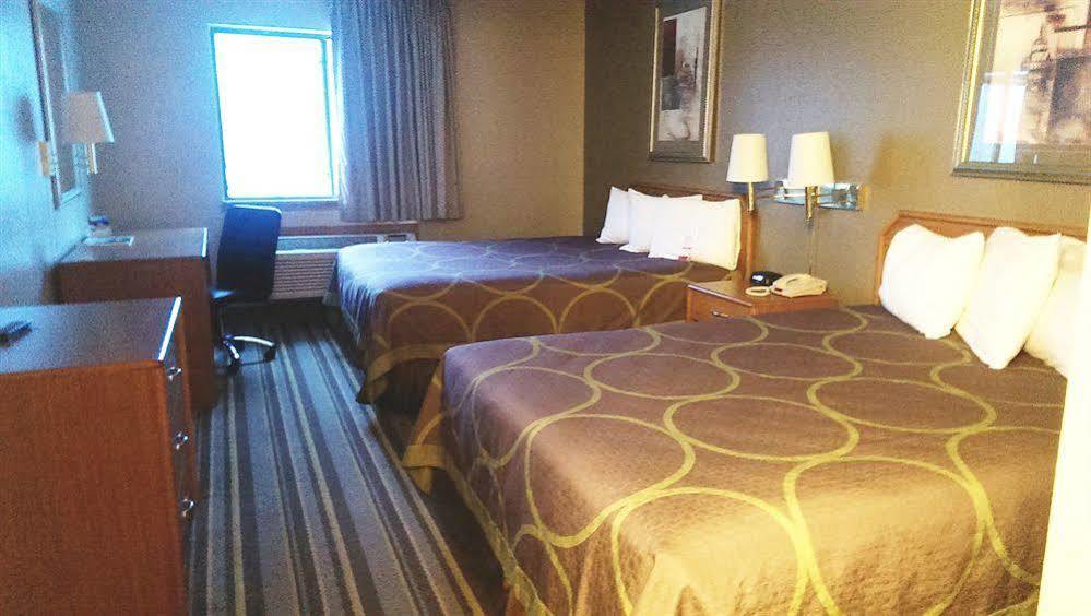 Super 8 By Wyndham Louisville Airport Zewnętrze zdjęcie