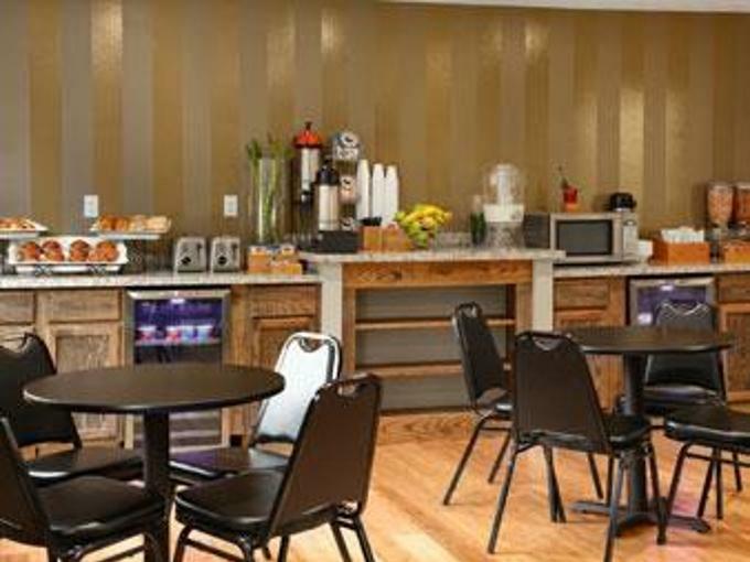 Super 8 By Wyndham Louisville Airport Zewnętrze zdjęcie